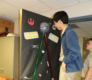 StudentLife_20151210_ChristmasDoorDecoratingContest_003
