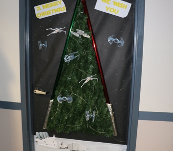 StudentLife_20151210_ChristmasDoorDecoratingContest_003b