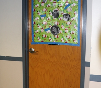 StudentLife_20151210_ChristmasDoorDecoratingContest_018