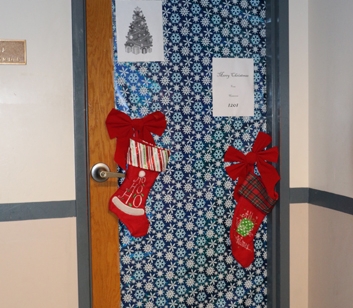 StudentLife_20151210_ChristmasDoorDecoratingContest_019