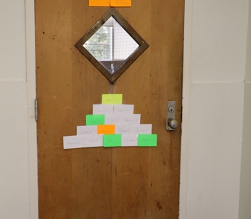 StudentLife_20151210_ChristmasDoorDecoratingContest_020