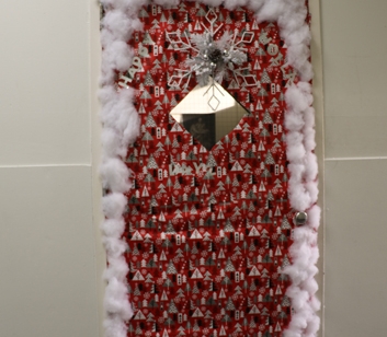 StudentLife_20151210_ChristmasDoorDecoratingContest_023