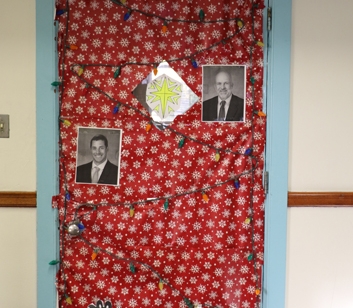 StudentLife_20151210_ChristmasDoorDecoratingContest_025