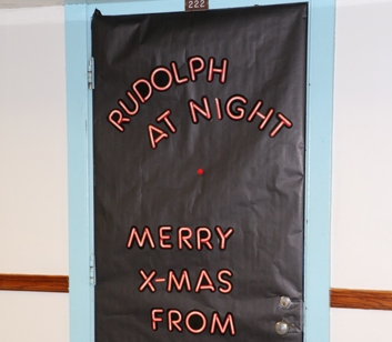 StudentLife_20151210_ChristmasDoorDecoratingContest_035