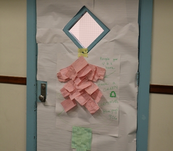 StudentLife_20151210_ChristmasDoorDecoratingContest_038