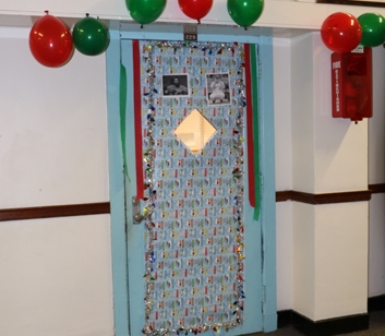 StudentLife_20151210_ChristmasDoorDecoratingContest_039