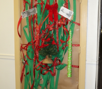 StudentLife_20151210_ChristmasDoorDecoratingContest_044