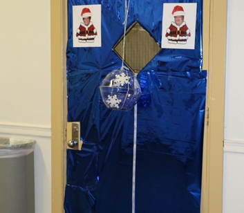 StudentLife_20151210_ChristmasDoorDecoratingContest_050
