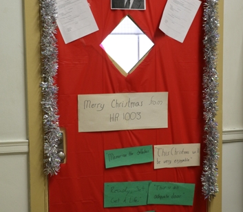 StudentLife_20151210_ChristmasDoorDecoratingContest_056