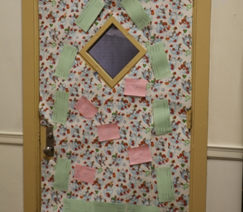 StudentLife_20151210_ChristmasDoorDecoratingContest_057