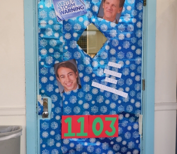 StudentLife_20151210_ChristmasDoorDecoratingContest_068