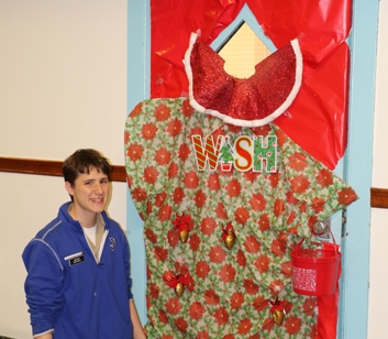 StudentLife_20151210_ChristmasDoorDecoratingContest_073