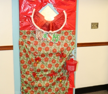 StudentLife_20151210_ChristmasDoorDecoratingContest_073b