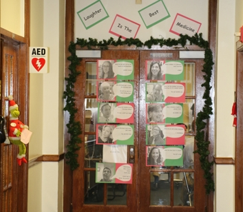 StudentLife_20151210_ChristmasDoorDecoratingContest_077