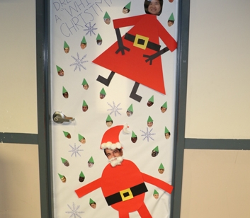 StudentLife_20151210_ChristmasDoorDecoratingContest_080
