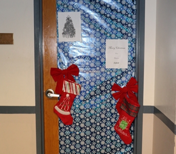 StudentLife_20151210_ChristmasDoorDecoratingContest_082