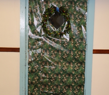 StudentLife_20151210_ChristmasDoorDecoratingContest_090