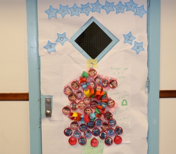 StudentLife_20151210_ChristmasDoorDecoratingContest_097