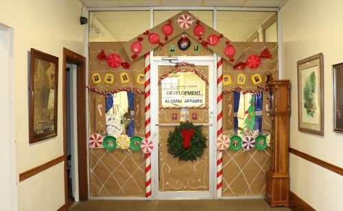 StudentLife_20151210_ChristmasDoorDecoratingContest_100b