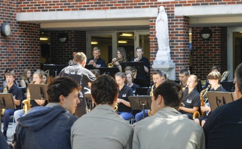 Homecoming-Week_20161003_Monday-Lunch-German-Band_011