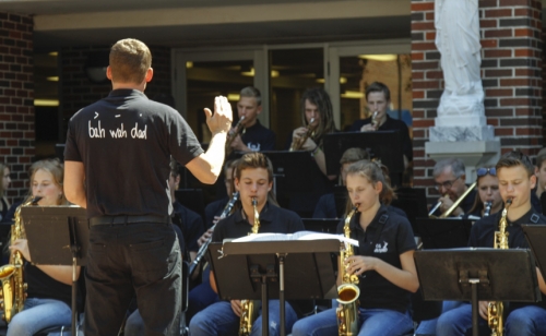 Homecoming-Week_20161003_Monday-Lunch-German-Band_036