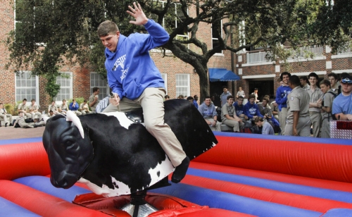 Homecoming-Week_20161004_Tuesday-Lunch-Bull_003