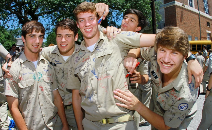 senior-week-2015_shirtsigning_04302015_36
