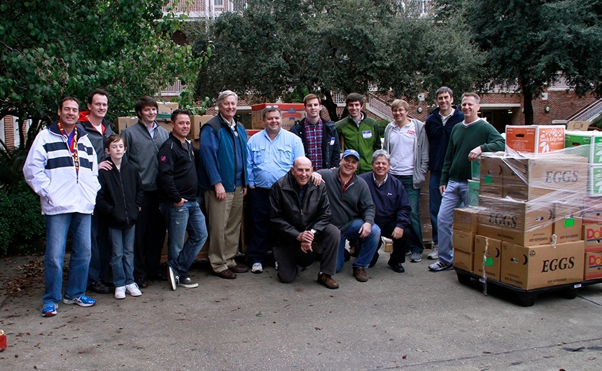 thanksgivingdrive_alumni_unloadingfood_11262013_049