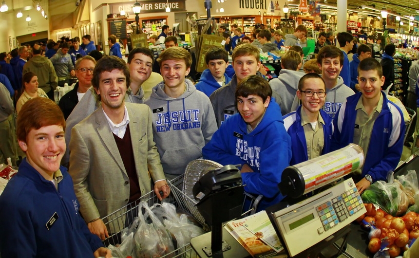 thanksgiving-drive-2014_making-groceries_11262014_14