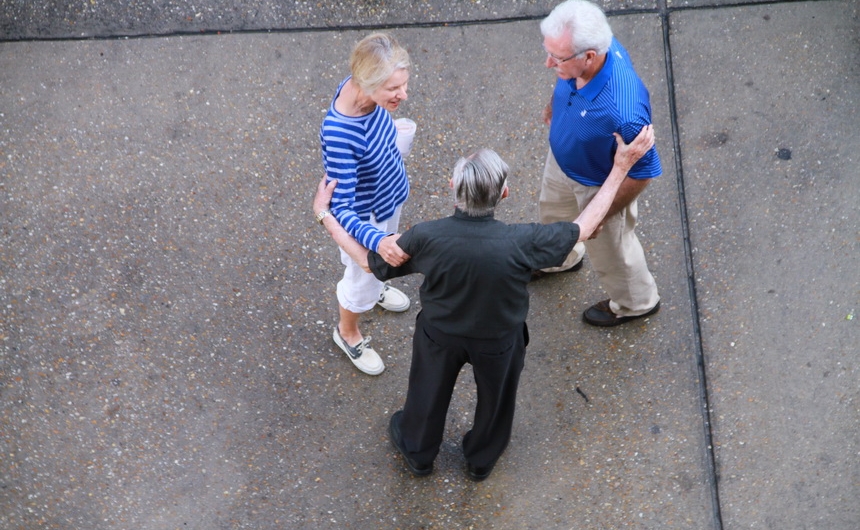 volunteer-workers-crawfish-party_04242015_02