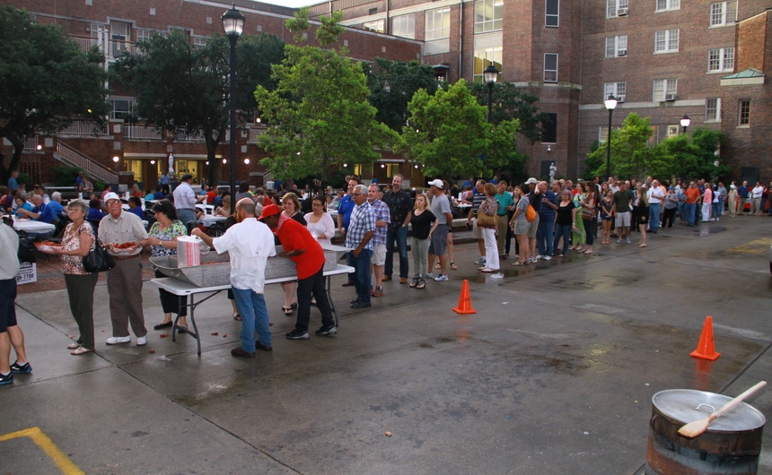 volunteer-workers-crawfish-party_04242015_04
