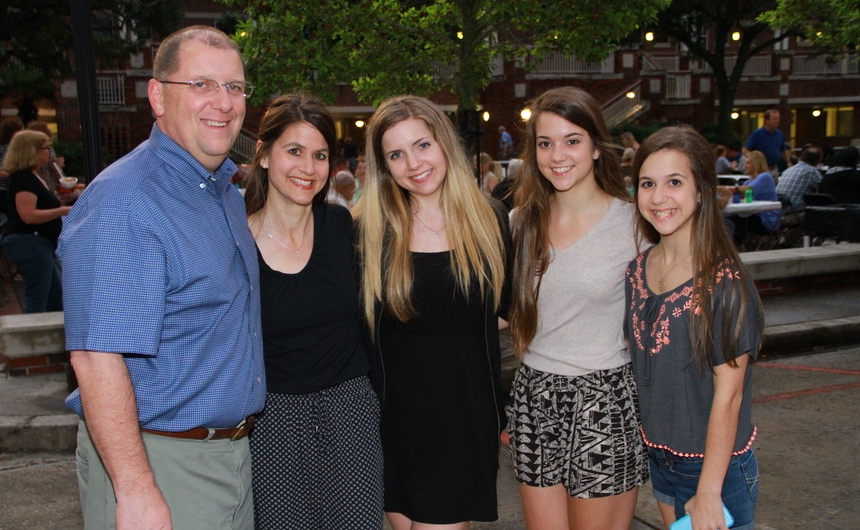 volunteer-workers-crawfish-party_04242015_06