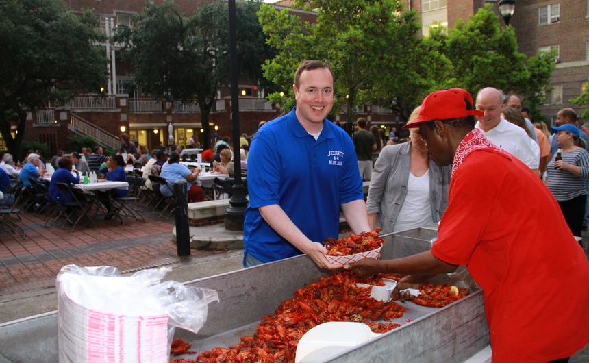 volunteer-workers-crawfish-party_04242015_07