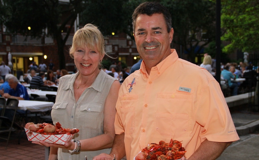 volunteer-workers-crawfish-party_04242015_08