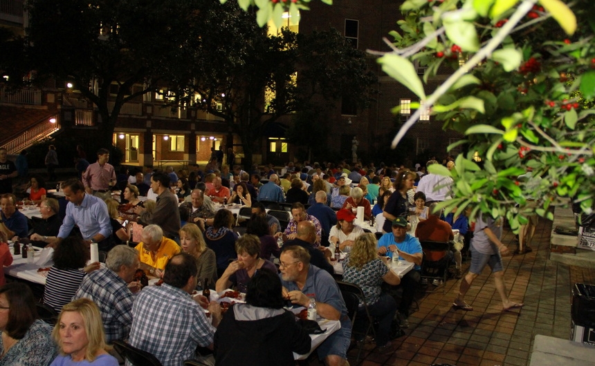 volunteer-workers-crawfish-party_04242015_11