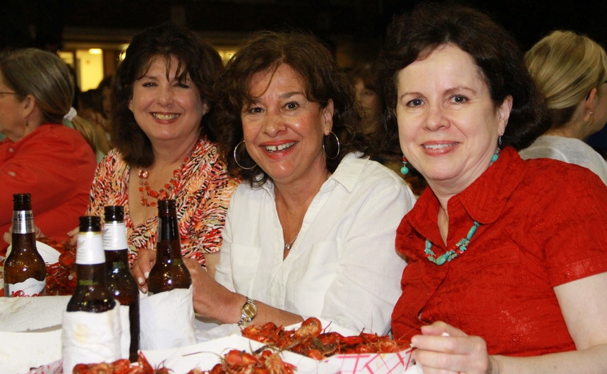 volunteer-workers-crawfish-party_04242015_15