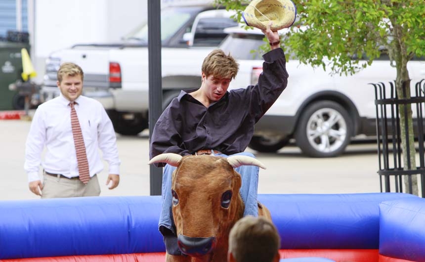 welcomeweek_thursday_20140828_bullride_0087