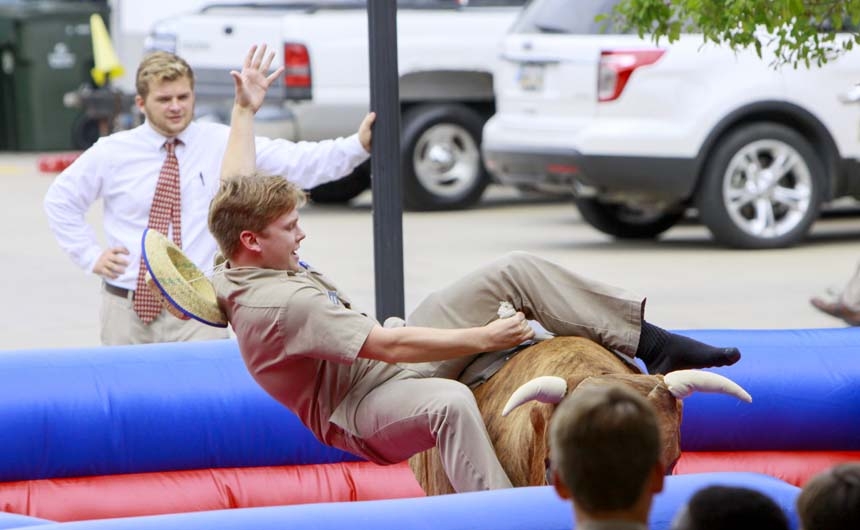 welcomeweek_thursday_20140828_bullride_0100