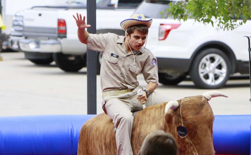 welcomeweek_thursday_20140828_bullride_0103