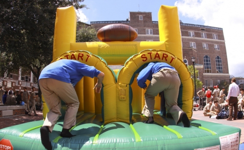 Welcome-Week_20160830_Tuesday-Lunch-Inflatable_058