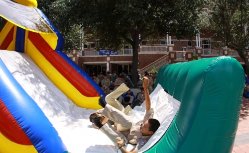 Welcome-Week_20160830_Tuesday-Lunch-Inflatable_073