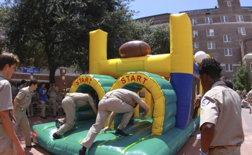 Welcome-Week_20160830_Tuesday-Lunch-Inflatable_084