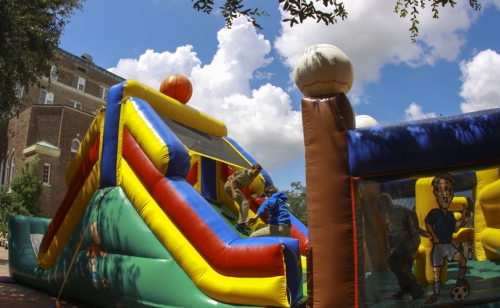 Welcome-Week_20160830_Tuesday-Lunch-Inflatable_085