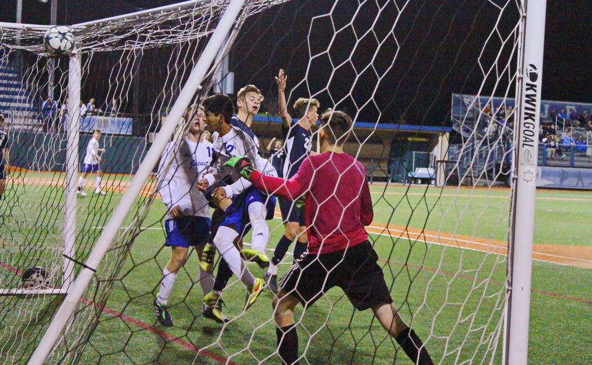 Christian de Gracia scores for the Blue Jays on this header into the top of the goal.