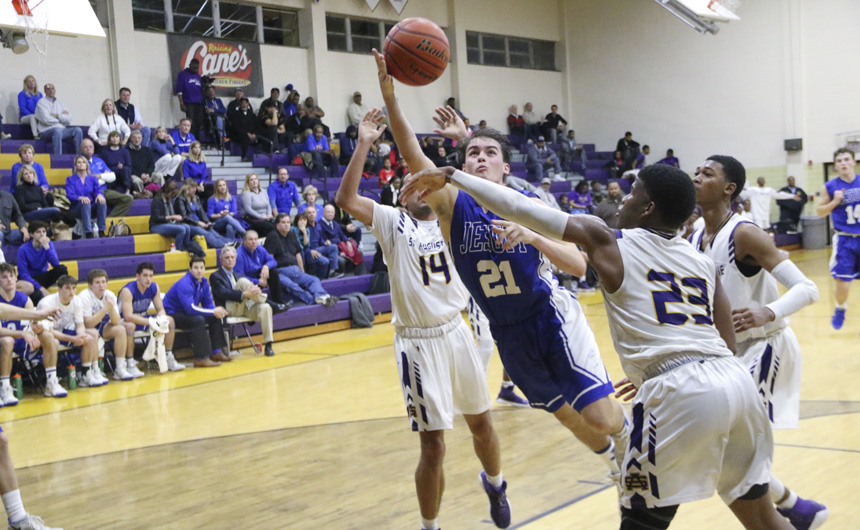 Basketball Misses Shot for District Front-Runner Spot