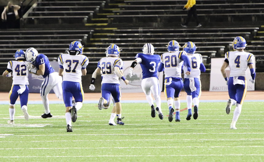 Jays Race Past Wolves in Playoff Thriller, 21-17