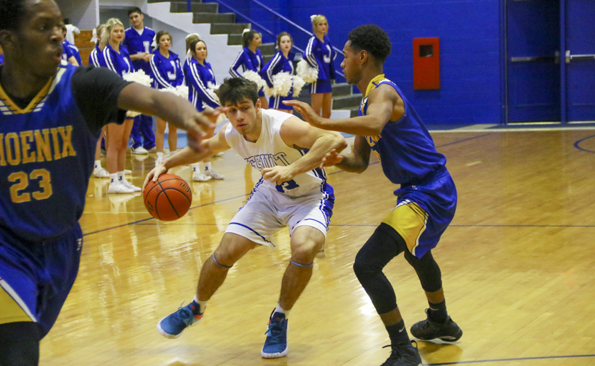 Basketball Picks Up 3 Wins in Holiday Triple Header